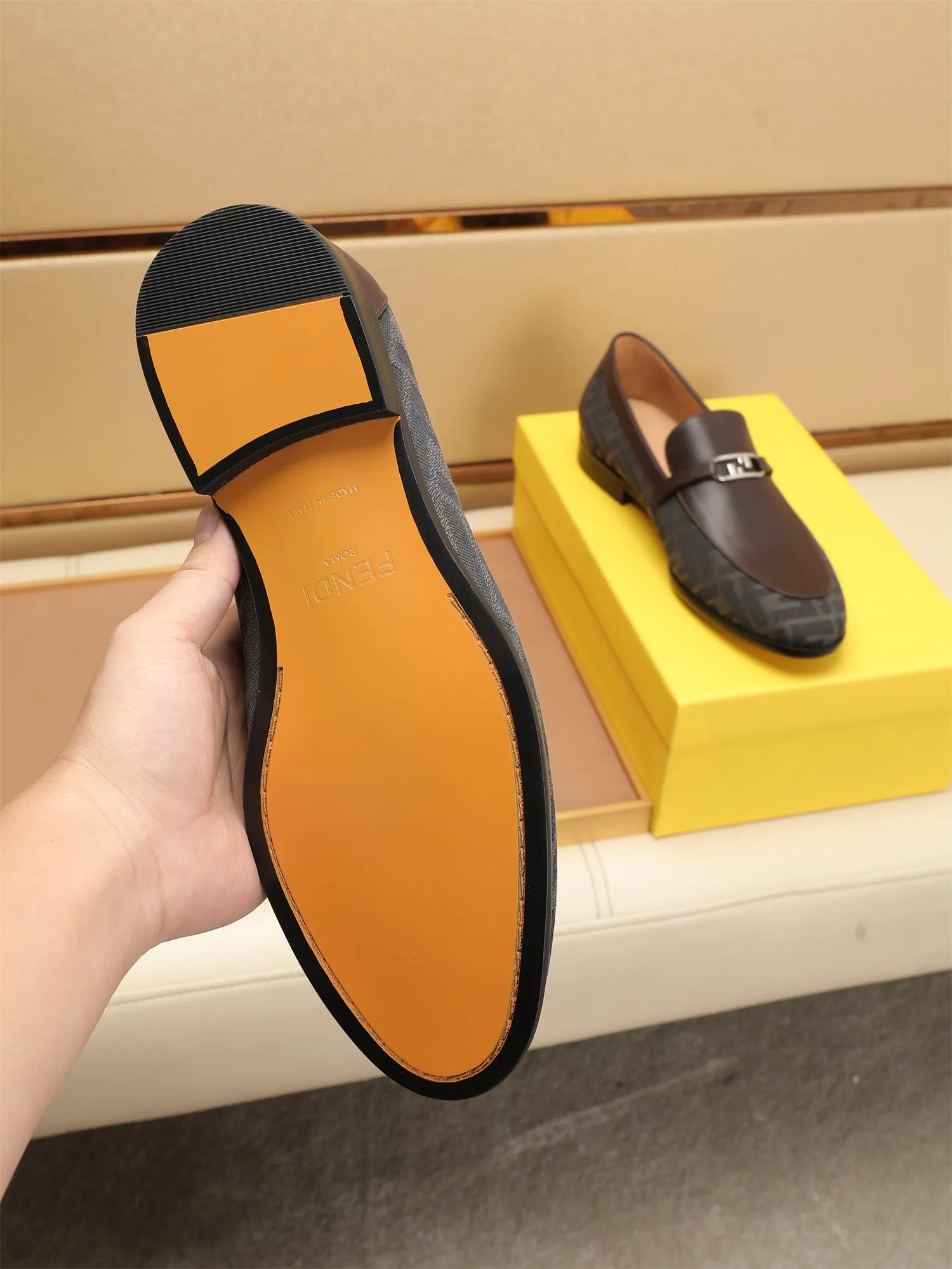 Men's shoes💰460 🕷🕷【FENDI】The latest men's formal leather shoes🇨🇳Classic series not to be missed💯The first layer is made of imported first-layer cowhide☘Original quality, the leather is smooth and delicate🎋Awesome version, perfect streamlined outline🍇Cowhide lining, size 38-44 (customized at 45.46)...